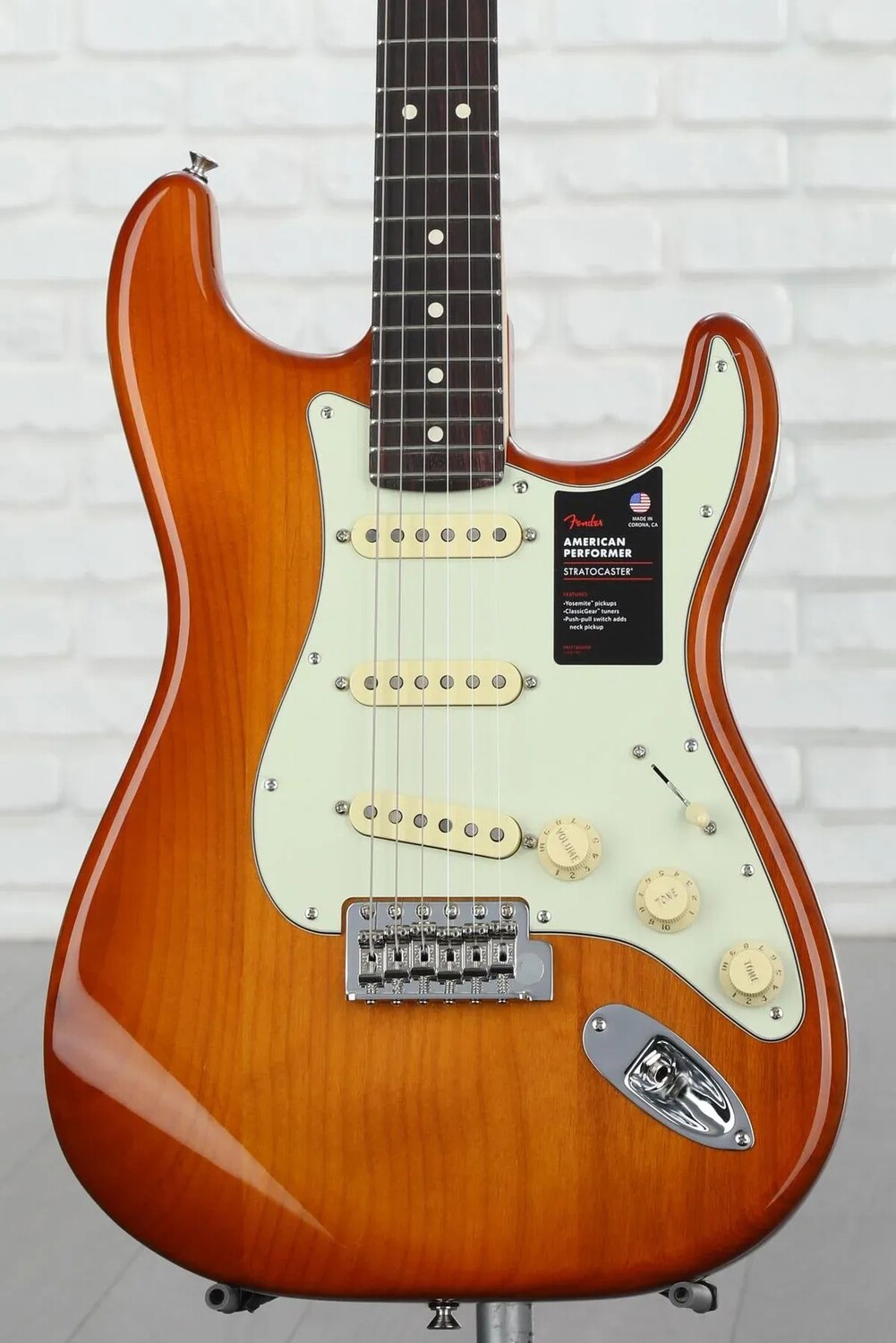 Fender American Performer Stratocaster — Honeyburst с накладкой из палисандра
Fender American Performer Stratocaster — Honeyburst с накладкой из палисандра