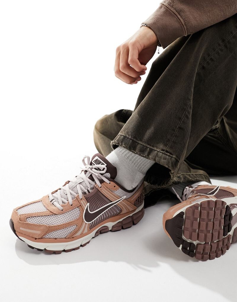 Nike – Zoom Vomero 5 – спортивная обувь коричневого и фиолетово-розового цветов
Nike – Zoom Vomero 5 – спортивная обувь коричневого и фиолетово-розового цветов
