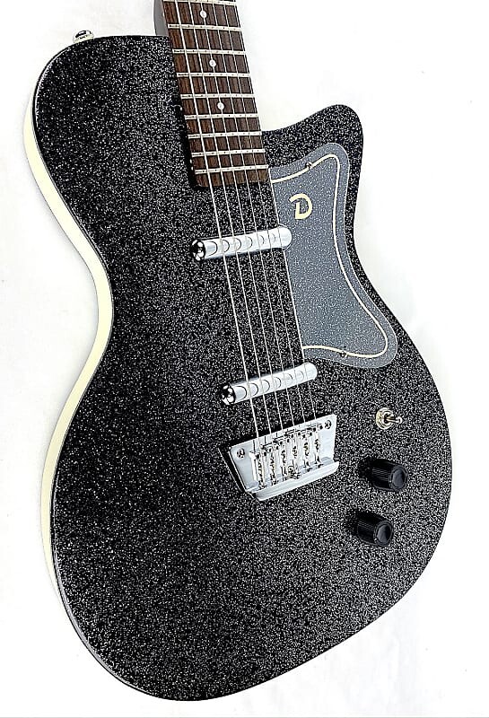 Электрогитара Danelectro D56BAR-BKMF Single-Cut Body Shape Short Scale Length 6-String Electric Baritone Guitar
Электрогитара Danelectro D56BAR-BKMF Single-Cut Body Shape Short Scale Length 6-String Electric Baritone Guitar