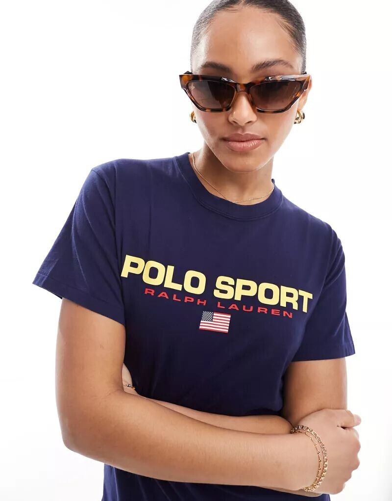 Темно-синяя спортивная капсульная футболка с логотипом на груди Polo Ralph Lauren
Темно-синяя спортивная капсульная футболка с логотипом на груди Polo Ralph Lauren
