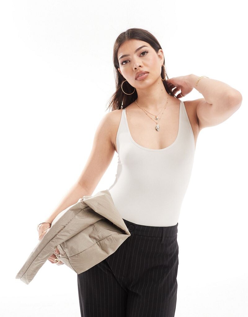 ASOS DESIGN Минимальное бесшовное корректирующее боди каменного цвета с широким вырезом
ASOS DESIGN Минимальное бесшовное корректирующее боди каменного цвета с широким вырезом