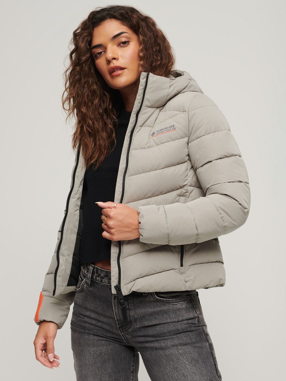 Стеганая куртка из микрофибры с капюшоном Superdry, зимний каменный серый
Стеганая куртка из микрофибры с капюшоном Superdry, зимний каменный серый
