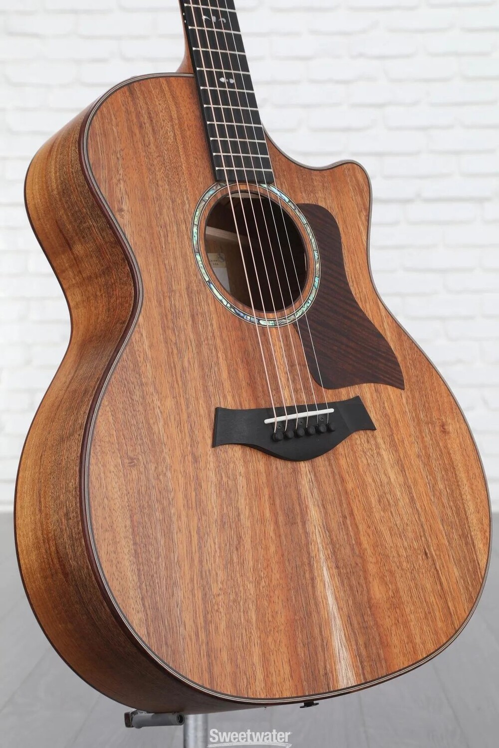 Акустико-электрическая гитара Taylor 724ce Grand Auditorium V-class с верхом из натурального гавайского коа
Акустико-электрическая гитара Taylor 724ce Grand Auditorium V-class с верхом из натурального гавайского коа
