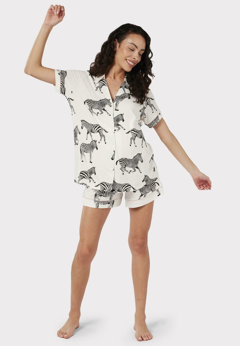 Пижамный комплект MATERNITY WHITE ZEBRA PRINT V-NECK POPPER BUTTON SHORT Chelsea Peers, белый
Пижамный комплект MATERNITY WHITE ZEBRA PRINT V-NECK POPPER BUTTON SHORT Chelsea Peers, белый
