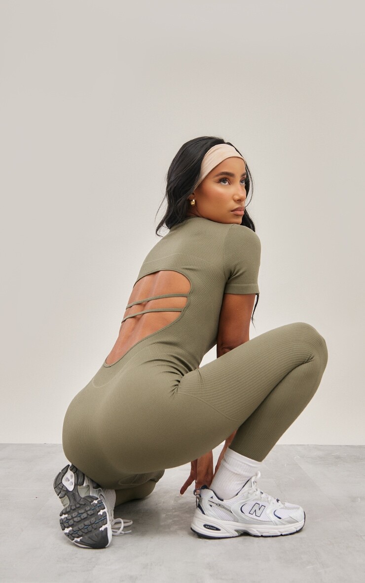 PrettyLittleThing Оливковый бесшовный комбинезон со швом на молнии и бретелями на спине
PrettyLittleThing Оливковый бесшовный комбинезон со швом на молнии и бретелями на спине
