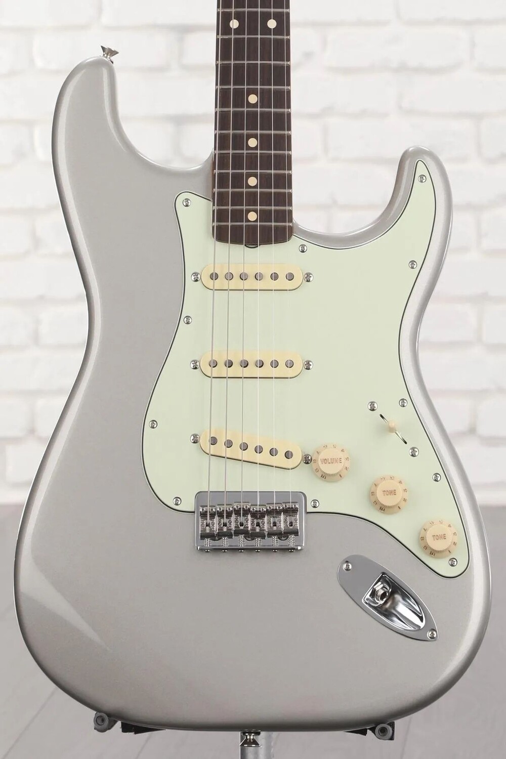 Электрогитара Fender Robert Cray Standard Stratocaster — серебро инков с накладкой из палисандра
Электрогитара Fender Robert Cray Standard Stratocaster — серебро инков с накладкой из палисандра