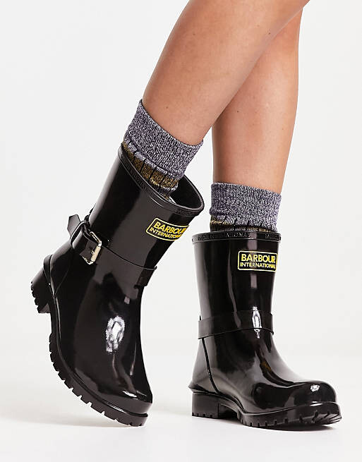 Черные блестящие короткие байкерские резиновые сапоги Barbour International Mugello, Черный
Черные блестящие короткие байкерские резиновые сапоги Barbour International Mugello, Черный