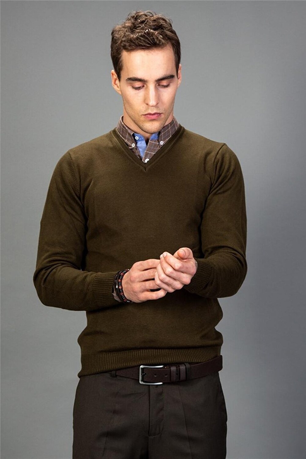 Мужской хлопковый свитер Slim Fit с v-образным вырезом цвета хаки TUDORS, зеленый
Мужской хлопковый свитер Slim Fit с v-образным вырезом цвета хаки TUDORS, зеленый