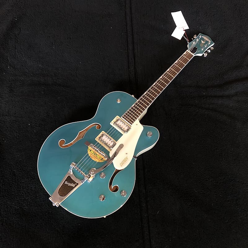 Электрогитара Gretsch G5410T LTD Electromatic "Tri-Five" w/ Bigsby Ocean Turquoise/Vintage White 6lbs, 13oz
Электрогитара Gretsch G5410T LTD Electromatic "Tri-Five" w/ Bigsby Ocean Turquoise/Vintage White 6lbs, 13oz
