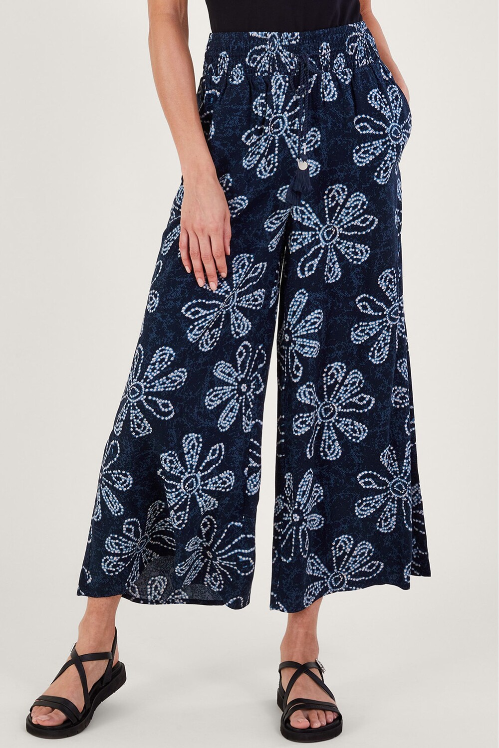 Синие брюки Batik из материала LENZING ECOVERO с цветочным принтом Monsoon, синий
Синие брюки Batik из материала LENZING ECOVERO с цветочным принтом Monsoon, синий