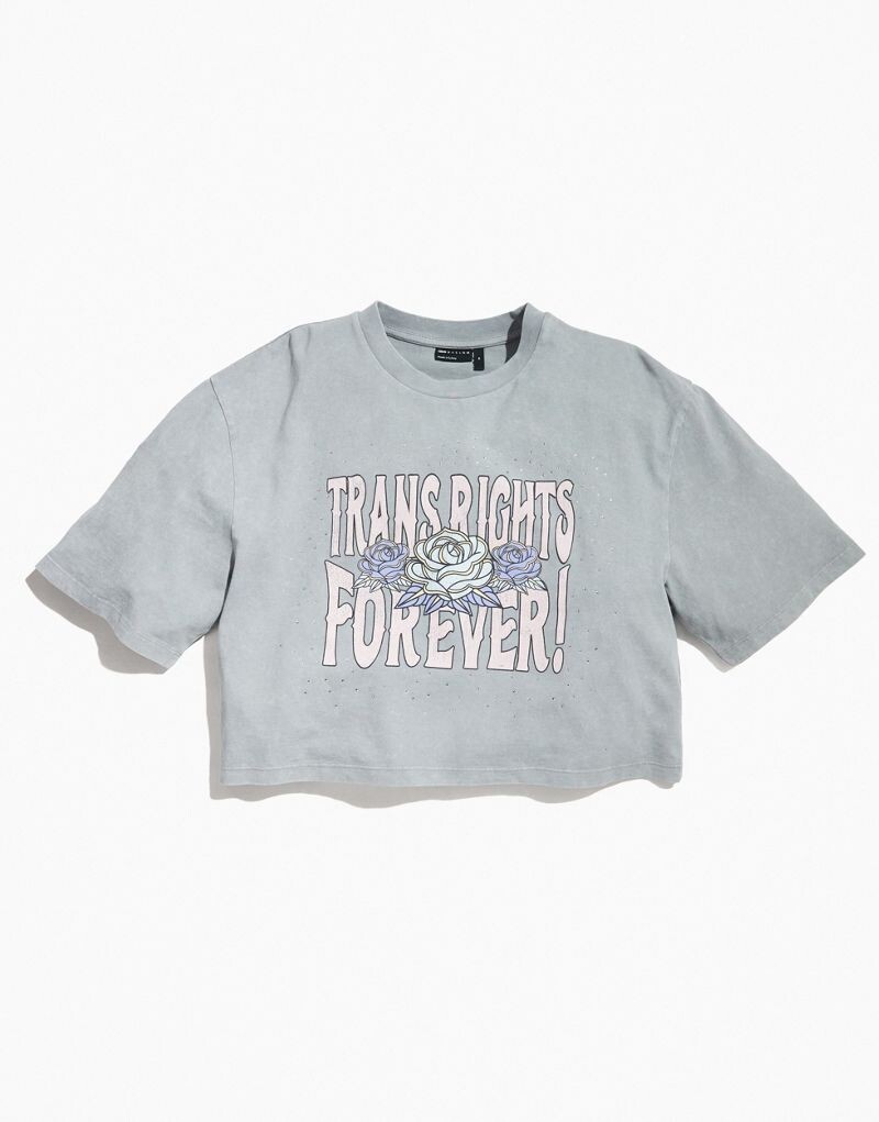 Серая укороченная футболка оверсайз с заклепками и принтом на груди ASOS DESIGN PRIDE
Серая укороченная футболка оверсайз с заклепками и принтом на груди ASOS DESIGN PRIDE