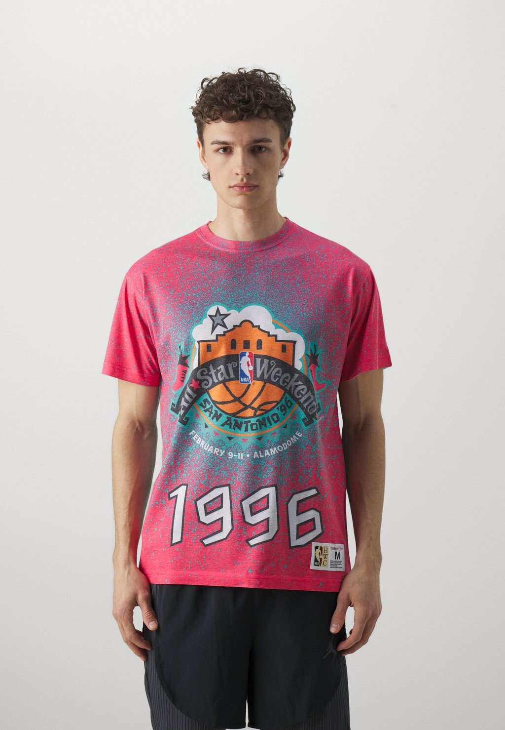 Футболка с принтом NBA ALL STAR CHAMP CITY SUBLIMATED TEE 1996 Mitchell & Ness, цвет multi/white
Футболка с принтом NBA ALL STAR CHAMP CITY SUBLIMATED TEE 1996 Mitchell & Ness, цвет multi/white
