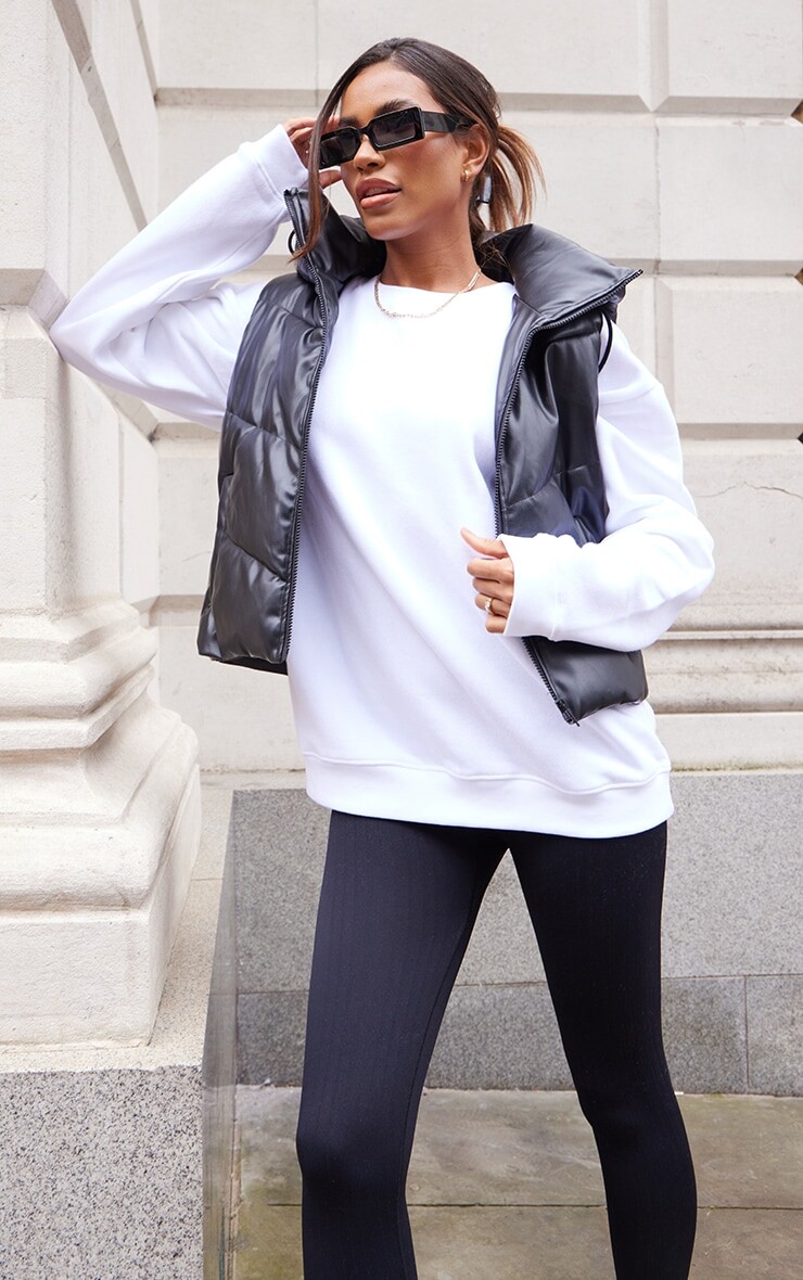 PrettyLittleThing Черный жилет из искусственной кожи с изогнутой вставкой и капюшоном
PrettyLittleThing Черный жилет из искусственной кожи с изогнутой вставкой и капюшоном