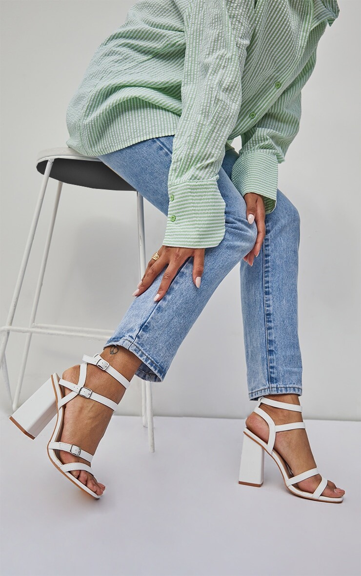 PrettyLittleThing Белые широкие туфли на высоком блочном каблуке из искусственной кожи с пряжкой и ремешком на щиколотке
PrettyLittleThing Белые широкие туфли на высоком блочном каблуке из искусственной кожи с пряжкой и ремешком на щиколотке