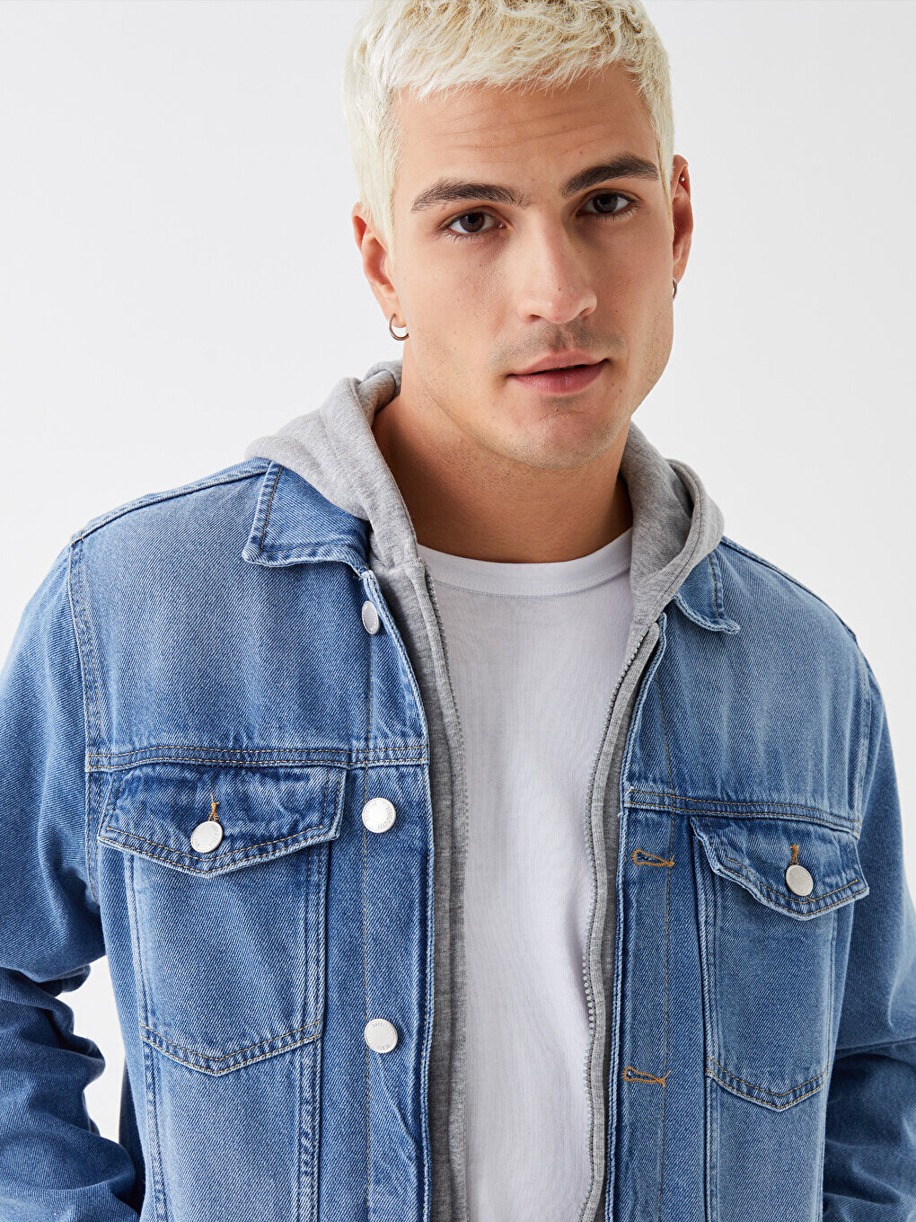 Мужская джинсовая куртка стандартного кроя с капюшоном LCW Jeans, открытое индиго родео
Мужская джинсовая куртка стандартного кроя с капюшоном LCW Jeans, открытое индиго родео