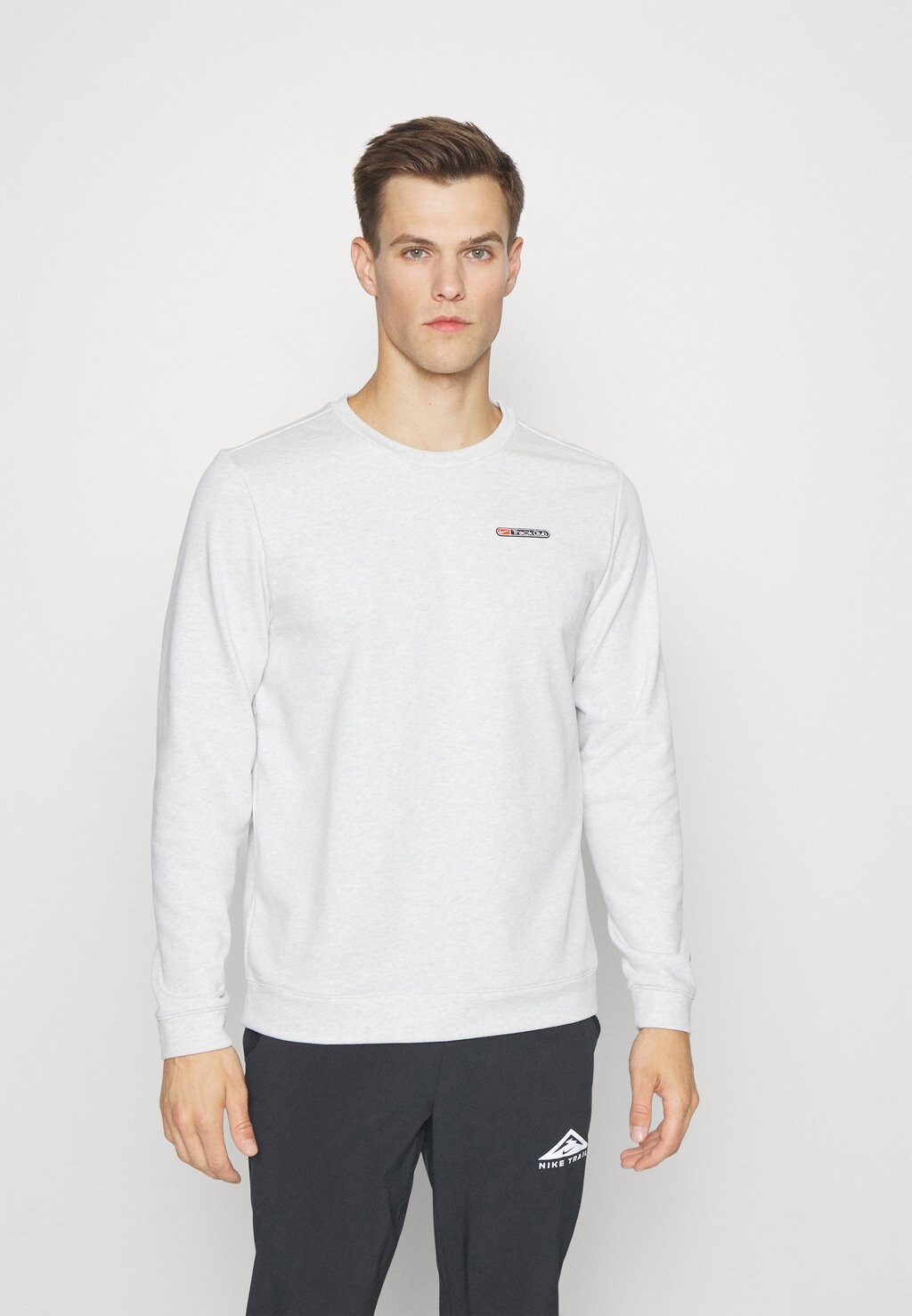Толстовка Nike M Nk Df Track Club Flc Crew, фотонная пыль вереск / черный, Коричневый
Толстовка Nike M Nk Df Track Club Flc Crew, фотонная пыль вереск / черный, Коричневый