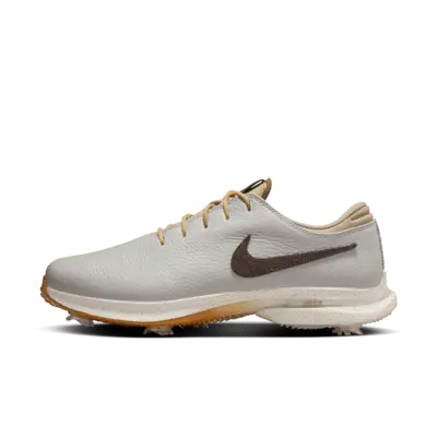 Кроссовки Nike Air Zoom Victory Tour 3 NRG Golf Shoes (Wide), цвет Light Iron Ore/Phantom/Khaki/Baroque Brown
Кроссовки Nike Air Zoom Victory Tour 3 NRG Golf Shoes (Wide), цвет Light Iron Ore/Phantom/Khaki/Baroque Brown