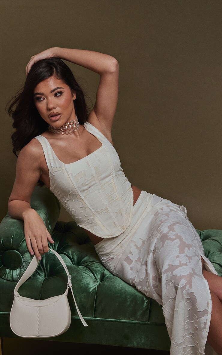 PrettyLittleThing Кремовый корсетный топ с глубоким вырезом и цветочной аппликацией
PrettyLittleThing Кремовый корсетный топ с глубоким вырезом и цветочной аппликацией