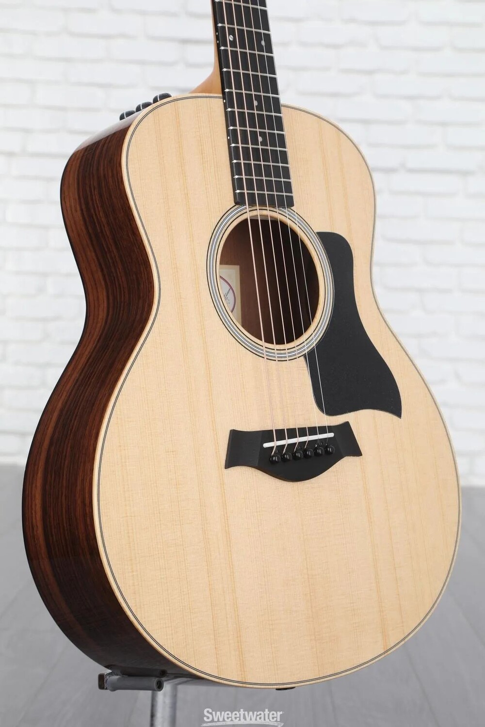Акустически-электрическая гитара Taylor GS Mini-e Rosewood Plus — глянцевый натуральный с черной накладкой
Акустически-электрическая гитара Taylor GS Mini-e Rosewood Plus — глянцевый натуральный с черной накладкой