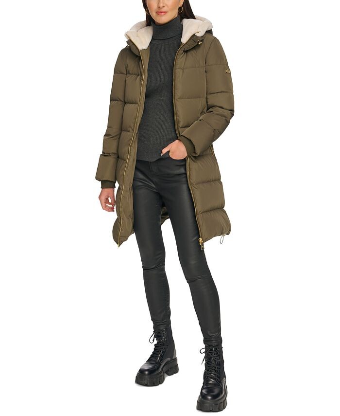Женское пуховое пальто с отделкой из искусственного меха и капюшоном DKNY, зеленый
Женское пуховое пальто с отделкой из искусственного меха и капюшоном DKNY, зеленый