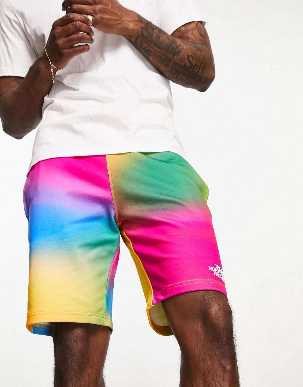 Легкие флисовые шорты The North Face Pride Standard с радужным градиентным принтом
Легкие флисовые шорты The North Face Pride Standard с радужным градиентным принтом