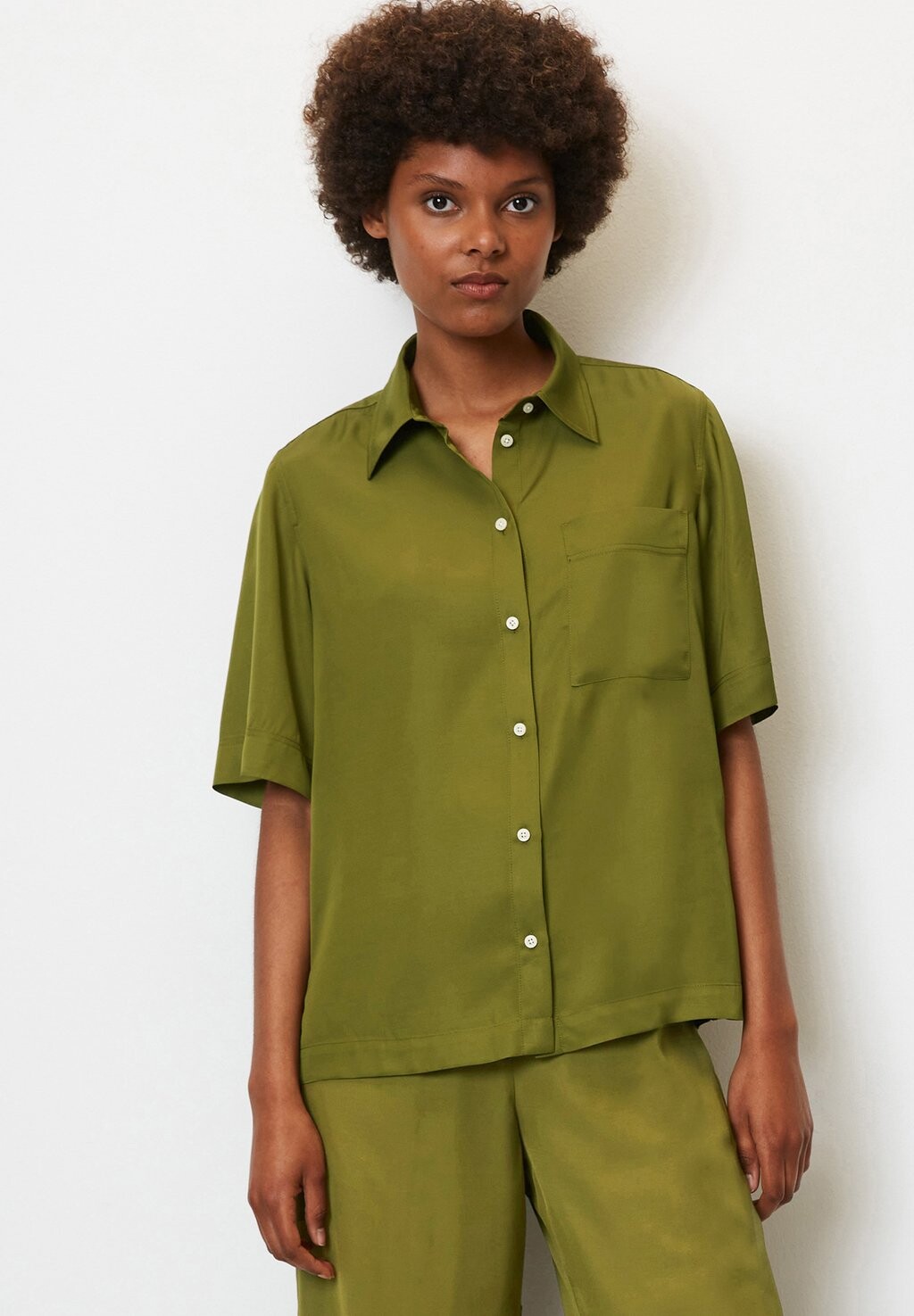 Блузка-рубашка SHORT SLEEVE STRAIGHT CASUAL FIT KENT COLLAR PATCHED Marc O'Polo, цвет fern green
Блузка-рубашка SHORT SLEEVE STRAIGHT CASUAL FIT KENT COLLAR PATCHED Marc O'Polo, цвет fern green