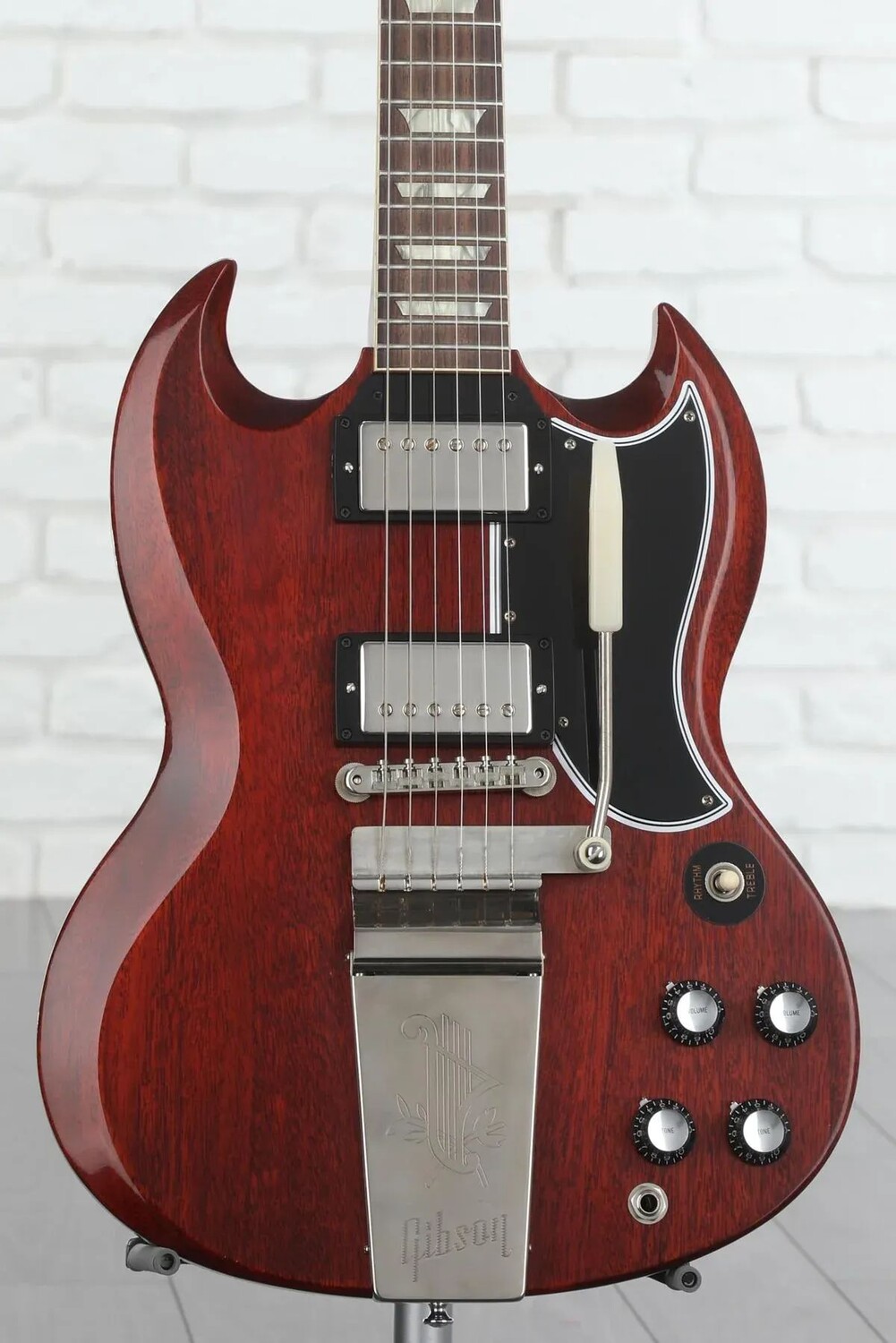 Gibson Custom 1964 SG Standard Reissue с Maestro Vibrola VOS - вишневый красный
Gibson Custom 1964 SG Standard Reissue с Maestro Vibrola VOS - вишневый красный