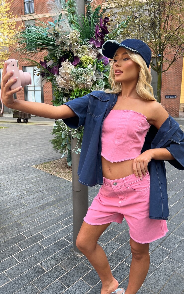 PrettyLittleThing Ярко-розовые удлиненные джинсовые шорты с необработанными краями
PrettyLittleThing Ярко-розовые удлиненные джинсовые шорты с необработанными краями