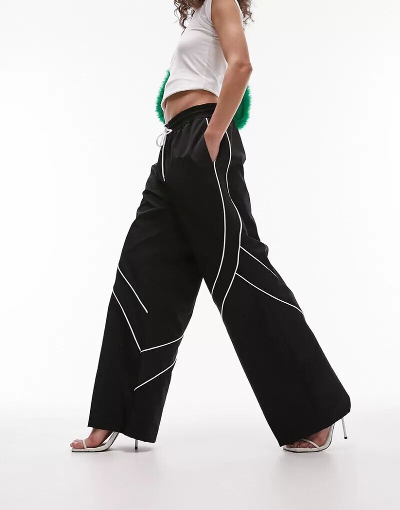 Черные спортивные брюки из нейлона Topshop с контрастной окантовкой и широкими штанинами
Черные спортивные брюки из нейлона Topshop с контрастной окантовкой и широкими штанинами