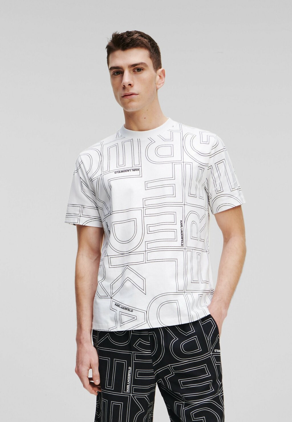 Футболка с принтом SQUARE ALLOVER PRINT KARL LAGERFELD, белый черный квадратный карл
Футболка с принтом SQUARE ALLOVER PRINT KARL LAGERFELD, белый черный квадратный карл
