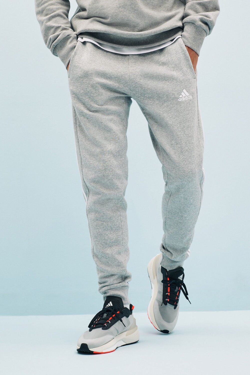 Флисовые джоггеры Sportswear Essentials облегающего кроя с тремя полосками adidas, серый
Флисовые джоггеры Sportswear Essentials облегающего кроя с тремя полосками adidas, серый