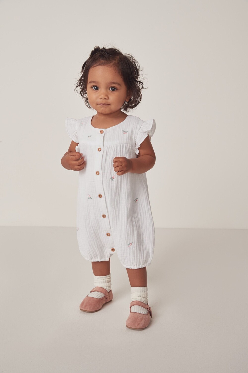 Фирменный комбинезон из жатого хлопка с цветочной вышивкой The White Company, белый
Фирменный комбинезон из жатого хлопка с цветочной вышивкой The White Company, белый