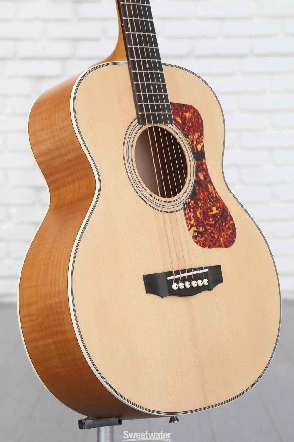 Акустически-электрическая гитара Guild Jumbo Junior, Flamed Maple - Antique Blonde Satin
Акустически-электрическая гитара Guild Jumbo Junior, Flamed Maple - Antique Blonde Satin
