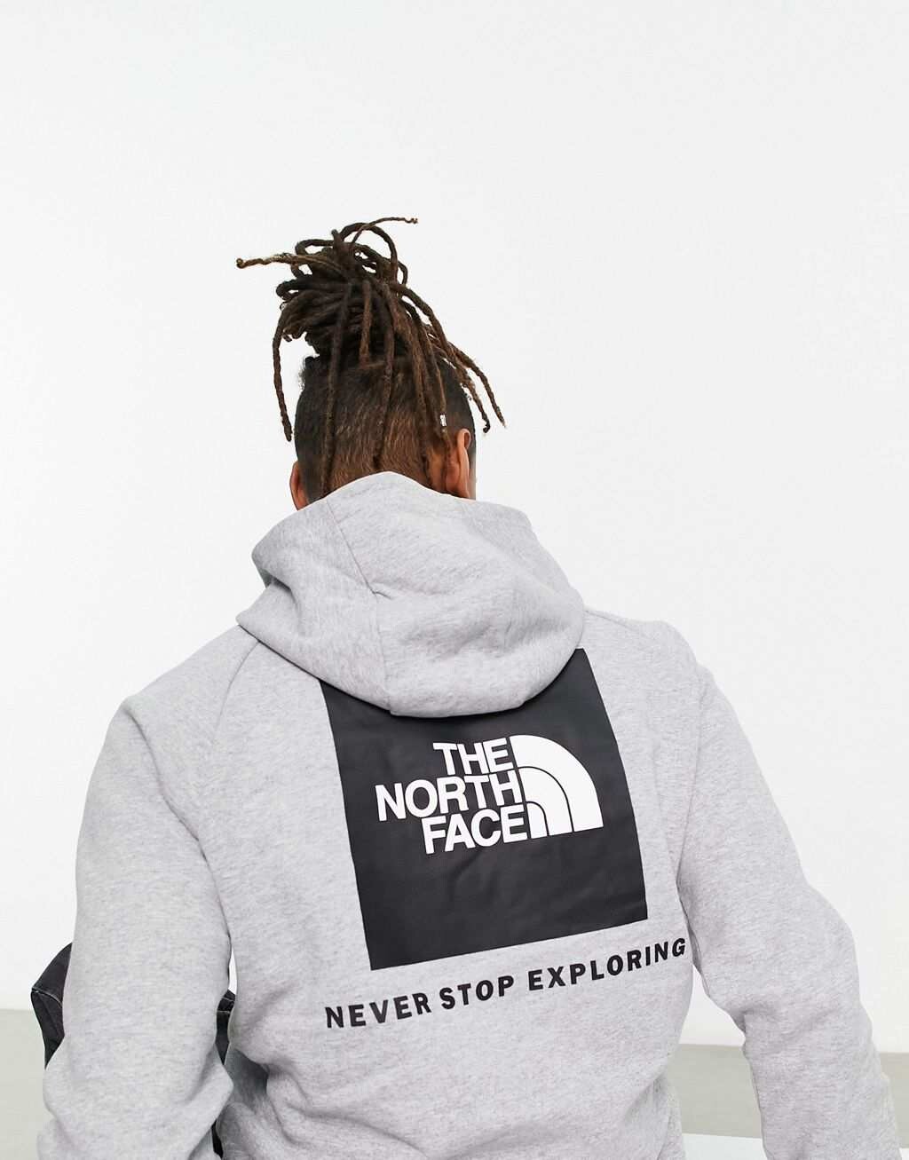 Серая флисовая худи с принтом на спине и рукавами реглан The North Face Redbox
Серая флисовая худи с принтом на спине и рукавами реглан The North Face Redbox