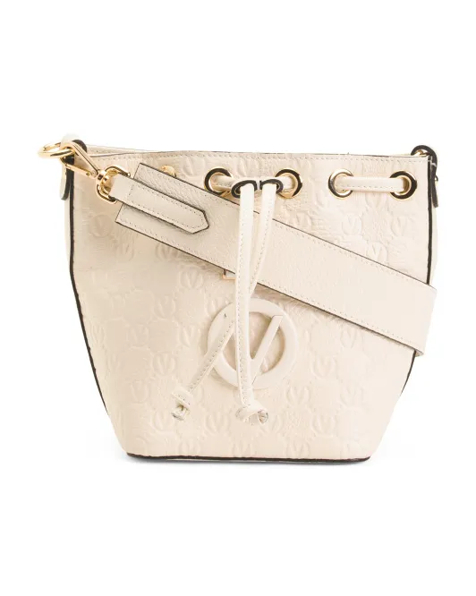 Кожаное ведро через плечо Jules Dollaro, сделано в Италии Valentino By Mario Valentino, цвет Milk
Кожаное ведро через плечо Jules Dollaro, сделано в Италии Valentino By Mario Valentino, цвет Milk