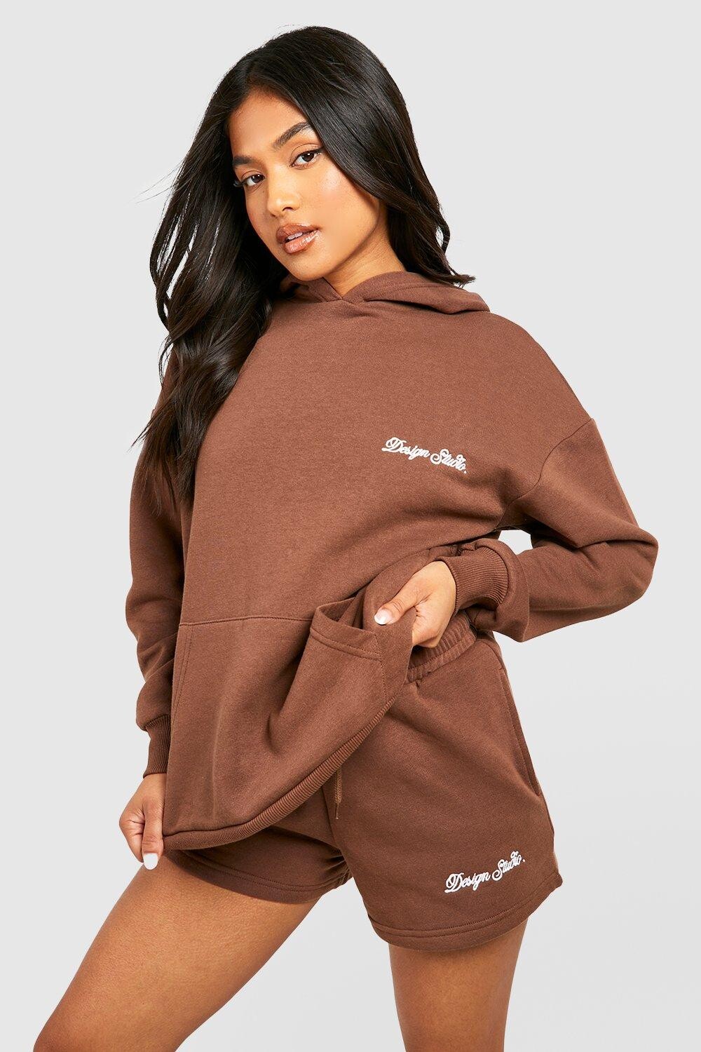Короткий спортивный костюм petite dsgn studio с капюшоном Boohoo, шоколадный
Короткий спортивный костюм petite dsgn studio с капюшоном Boohoo, шоколадный