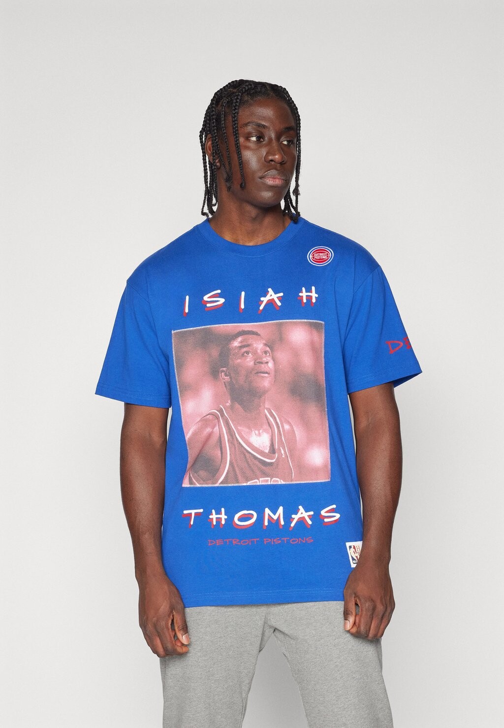 Футболка с символикой NBA CHICAGO BULLS HEAVYWEIGHT PREMIUM PLAYER TEE VINTAGE LOGO DENNIS RODMAN Mitchell & Ness, цвет royal
Футболка с символикой NBA CHICAGO BULLS HEAVYWEIGHT PREMIUM PLAYER TEE VINTAGE LOGO DENNIS RODMAN Mitchell & Ness, цвет royal