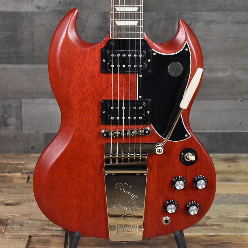 Электрогитара Gibson SG Standard '61 Faded Maestro Vibrola - Vintage Cherry with Hard Shell Case
Электрогитара Gibson SG Standard '61 Faded Maestro Vibrola - Vintage Cherry with Hard Shell Case