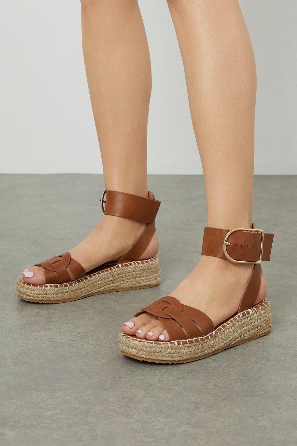 Faith: туфли на танкетке Harmony на плоской платформе Dorothy Perkins, коричневый
Faith: туфли на танкетке Harmony на плоской платформе Dorothy Perkins, коричневый