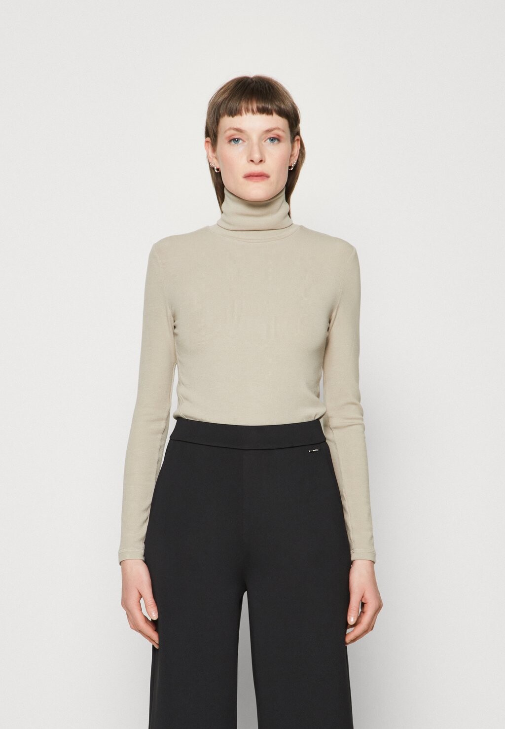 Футболка с длинными рукавами, средний темно-серый цвет LONGSLEEVE TURTLENECK Calvin Klein
Футболка с длинными рукавами, средний темно-серый цвет LONGSLEEVE TURTLENECK Calvin Klein