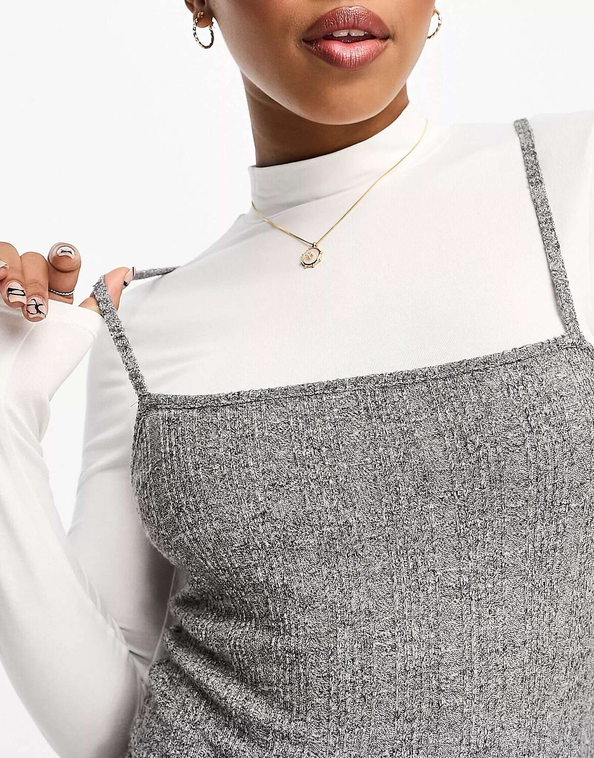Miss Selfridge Серое платье миди в рубчик 2 в 1 на бретельках и топ с воротником-воронкой цвета слоновой кости, Серый
Miss Selfridge Серое платье миди в рубчик 2 в 1 на бретельках и топ с воротником-воронкой цвета слоновой кости, Серый