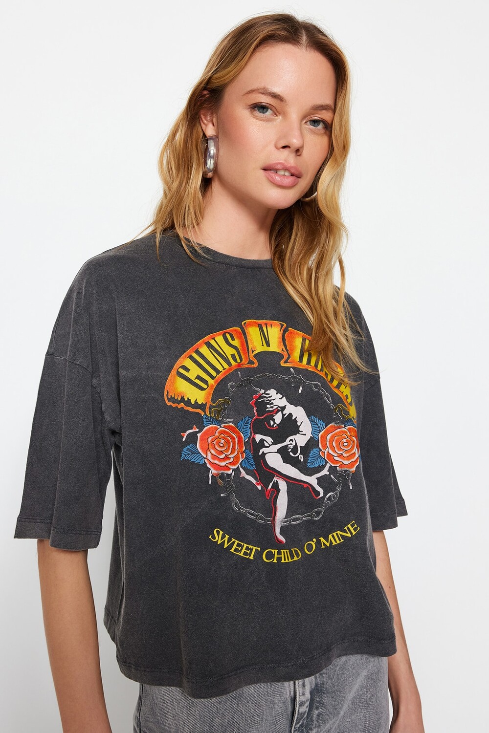 Антрацитовая укороченная трикотажная футболка Guns N Roses Licensed из 100 % хлопка с круглым вырезом Trendyol, серый
Антрацитовая укороченная трикотажная футболка Guns N Roses Licensed из 100 % хлопка с круглым вырезом Trendyol, серый