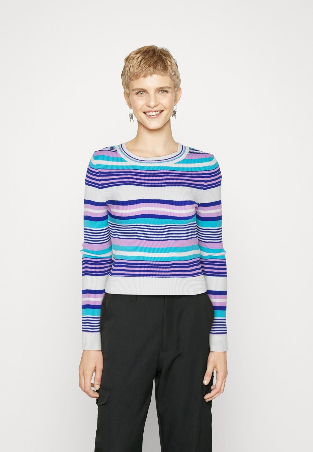 Вязаный свитер ONLMELEKA CROPPED ONECK ONLY, цвет cloud dancer/violet/surf the web/blue mist
Вязаный свитер ONLMELEKA CROPPED ONECK ONLY, цвет cloud dancer/violet/surf the web/blue mist