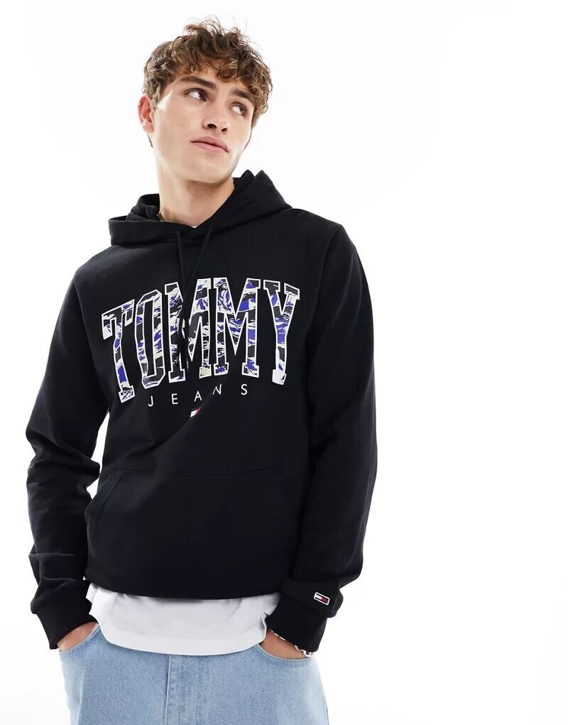 Черная толстовка обычного кроя Tommy Jeans с актуальным логотипом колледжа в военном стиле
Черная толстовка обычного кроя Tommy Jeans с актуальным логотипом колледжа в военном стиле