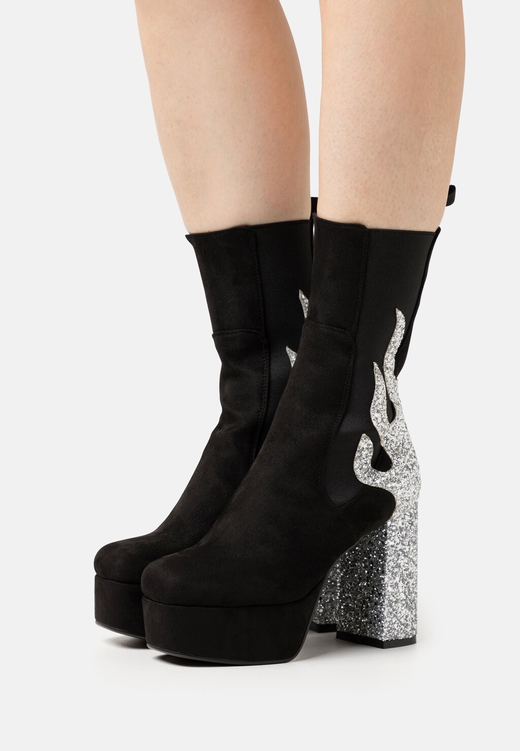 Ботинки на каблуке Apparent Lies Platform Boots LAMODA, цвет black /silver glitter
Ботинки на каблуке Apparent Lies Platform Boots LAMODA, цвет black /silver glitter