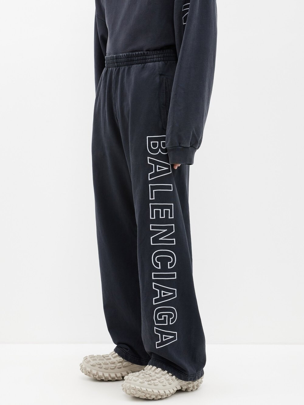 Мешковатые спортивные брюки из хлопкового джерси с логотипом Balenciaga, черный
Мешковатые спортивные брюки из хлопкового джерси с логотипом Balenciaga, черный
