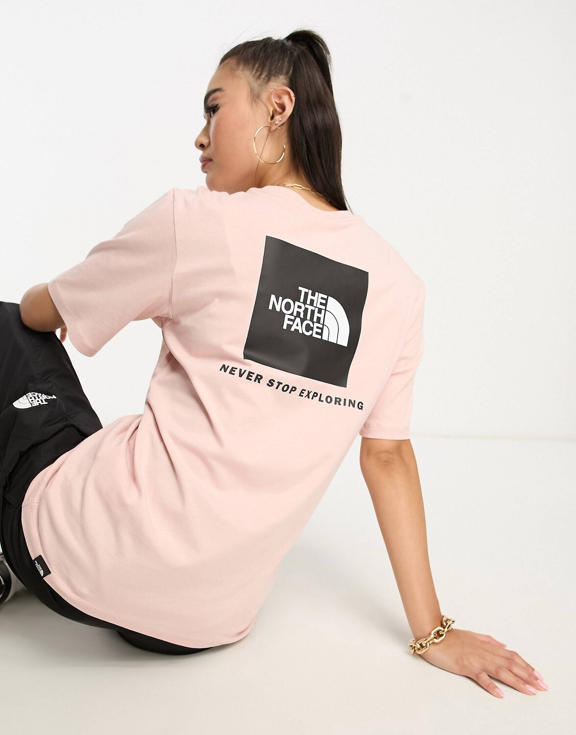 Розовая футболка свободного кроя с принтом на спине The North Face Redbox, Розовый
Розовая футболка свободного кроя с принтом на спине The North Face Redbox, Розовый