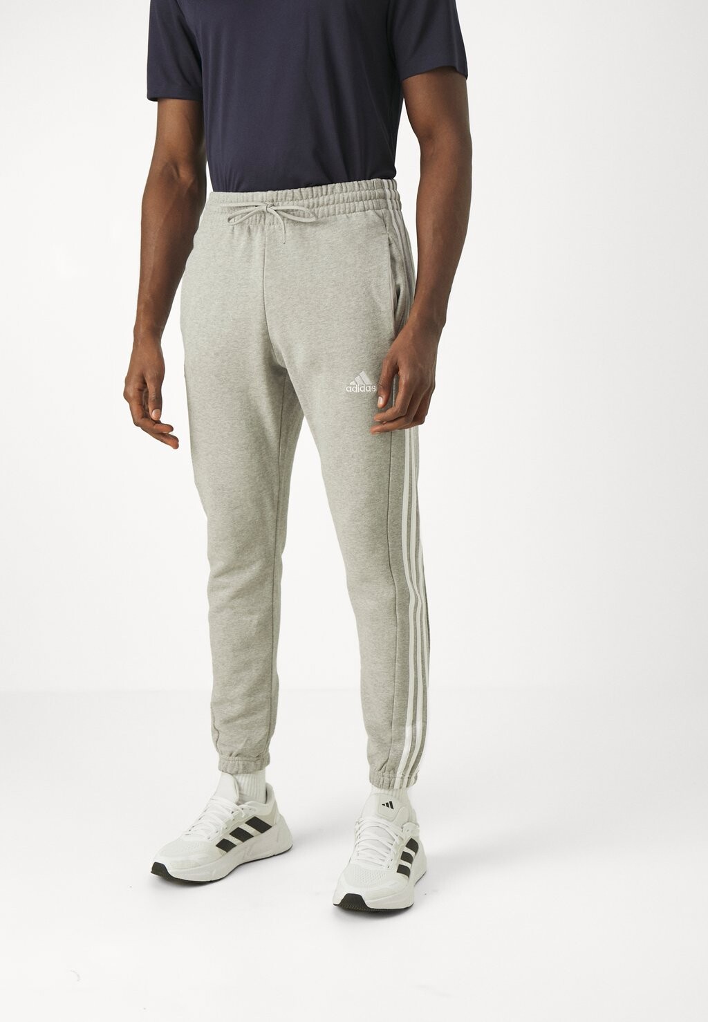 Спортивные брюки Essentials French Terry Tapered adidas Sportswear, цвет medium grey heather/white
Спортивные брюки Essentials French Terry Tapered adidas Sportswear, цвет medium grey heather/white