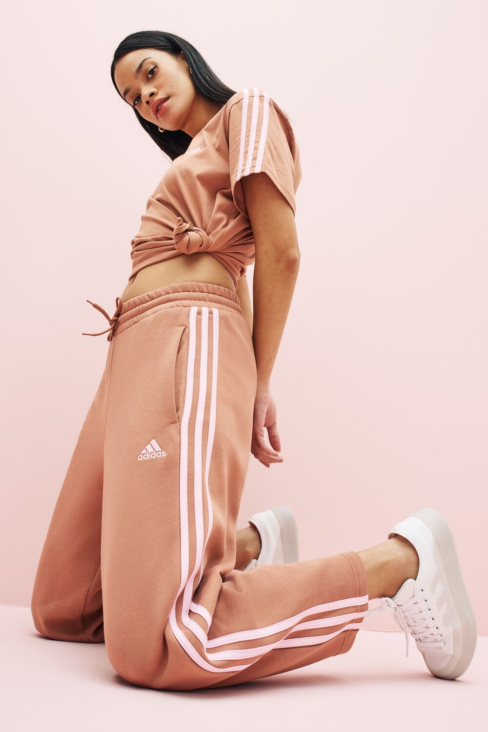 Sportswear Essentials Флисовые джоггеры с 3 полосками и свободными штанинами adidas, коричневый
Sportswear Essentials Флисовые джоггеры с 3 полосками и свободными штанинами adidas, коричневый