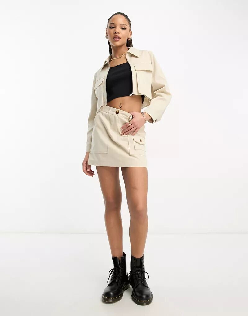 Короткая функциональная юбка цвета экрю с накладным карманом Miss Selfridge, однотонная
Короткая функциональная юбка цвета экрю с накладным карманом Miss Selfridge, однотонная